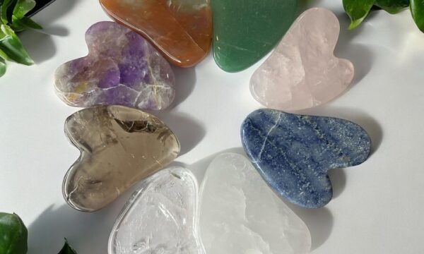 Gua Sha Glow: Λειτουργεί πραγματικά; – Τι αποκαλύπτουν ειδικοί πλαστικής και δερματολογίας