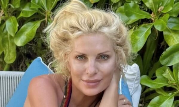Ελένη Μενεγάκη: Λάμπει στον φακό χωρίς ίχνος μακιγιάζ με ανέμελη καλοκαιρινή διάθεση
