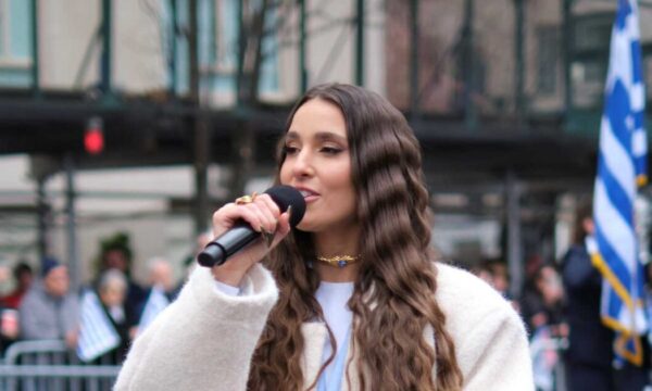Evangelia: Ερμήνευσε τον Εθνικό Ύμνο στην παρέλαση της Νέας Υόρκης για την 25η Μαρτίου