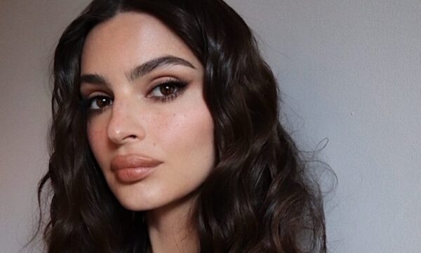 Emily Ratajkowski: Το μαγευτικό mocha mousse μακιγιάζ της καθήλωσε τα βλέμματα