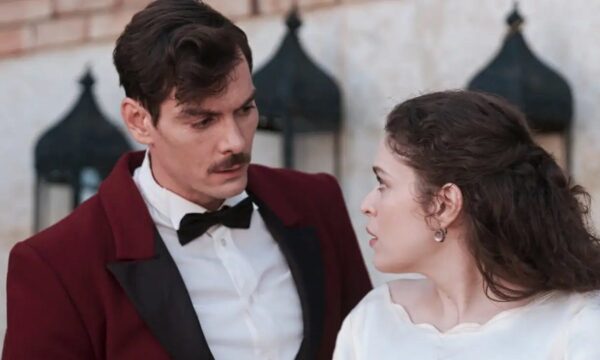 Grand hotel: Ο Πέτρος υποψιάζεται πως η Αλίκη τον εξαπατά συστηματικά