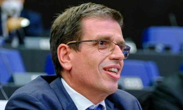 Δημήτρης Καιρίδης: «Με ραγισμένη φωνή μού εξομολογήθηκε ότι το νεογέννητο κοριτσάκι του είχε διαγνωσθεί με μια σοβαρή αναπηρία»