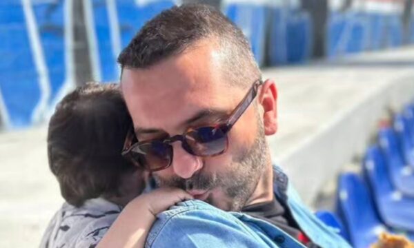 Λεωνίδας Κουτσόπουλος: Αποκαλυπτική φωτογραφία με τον 2,5 ετών γιο του, Κίμωνα στην καταπράσινη εξοχή