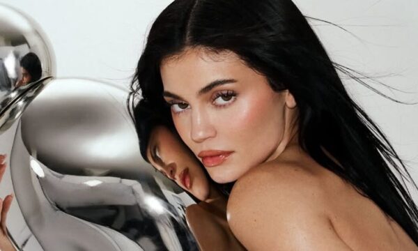 Kylie Jenner: Οι ασημί λεπτομέρειες στο nude μανικιούρ της θα απογειώσουν το ανοιξιάτικο στυλ σου