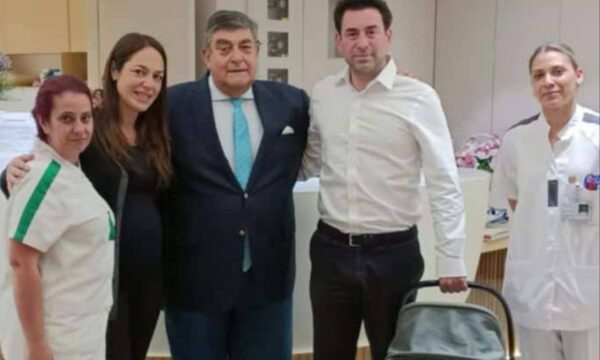 Εξιτήριο πήρε η Δόμνα Μιχαηλίδου με το νεογέννητο: Συγκινητική στιγμή με τον σύζυγό της, Λεωνή Μαντωνάκη