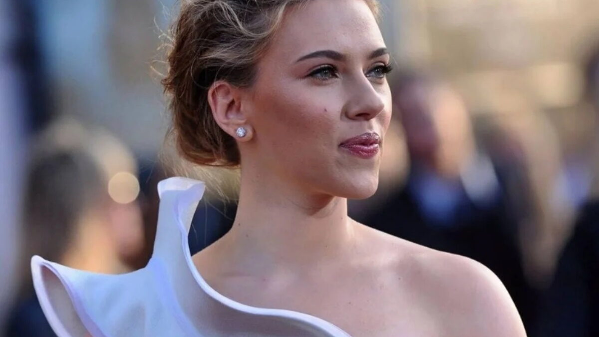 Scarlett Johansson: Το εντυπωσιακό της μακιγιάζ αποπνέει μαγεία ηλιοβασιλέματος