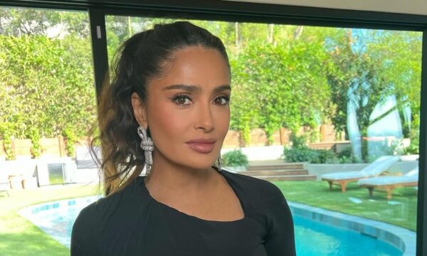 Salma Hayek: Η εντυπωσιακή μεταμόρφωση που υιοθέτησε για χάρη του συζύγου της