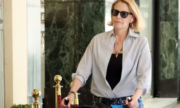 Τζένη Μπαλατσινού: Απολαυστική βόλτα με ποδήλατα με τον γιο της στο μαγευτικό νησί της Πάτμου – Φωτογραφία