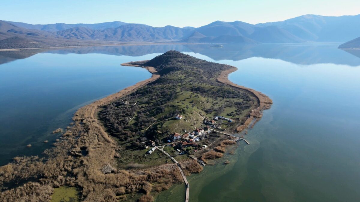 Άγιος Αχίλλειος Πρεσπών: Το μαγευτικό κατοικημένο νησάκι στην καρδιά της λίμνης