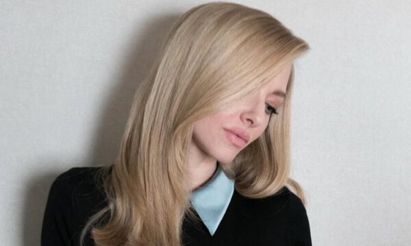 Amanda Seyfried: Το εμβληματικό χτένισμα των 90s επιστρέφει θριαμβευτικά