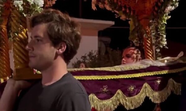 Γιώργος Αμούτζας: Μετέφερε με δέος τον Επιτάφιο – Συγκλονιστικό Βίντεο
