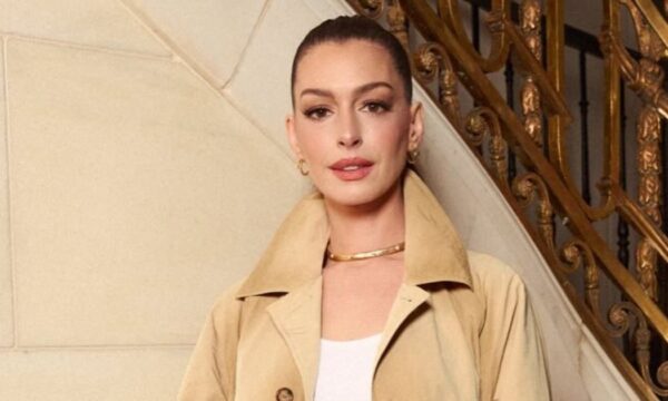 Anne Hathaway: Εντυπωσιακά κομψή με sleek αλογοουρά & φυσικό μακιγιάζ