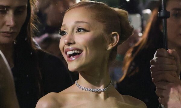 Ariana Grande: Η λιλά μεταμόρφωσή της εναρμονίζεται τέλεια με τα κοσμήματά της
