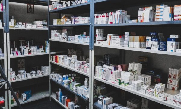Πανικός στις ευρωπαϊκές φαρμακοβιομηχανίες για επαπειλούμενους δασμούς 25%