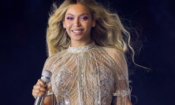 Beyonce: Αποθεώνει το wet look με το απόλυτο αξεσουάρ μαλλιών
