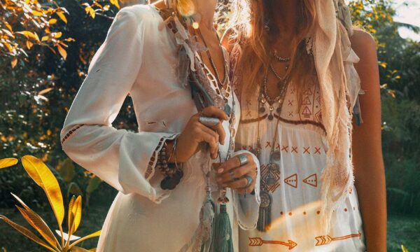Το Boho Chic Αναγεννιέται – Η φρέσκια έκφραση της ελευθερίας στη μόδα