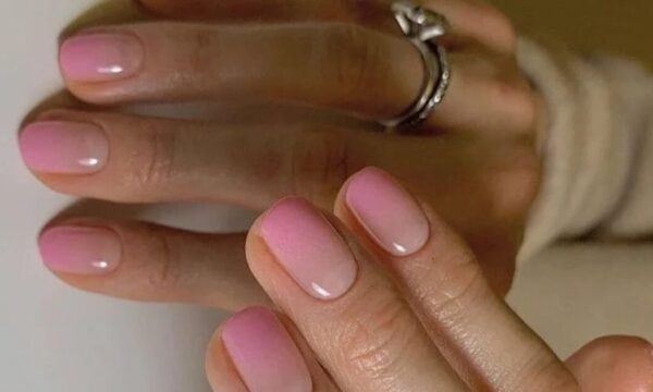 Candy Floss Nails: Το μαγευτικό trend αποπνέει «ήσυχη πολυτέλεια» και θα σε μαγνητίσει