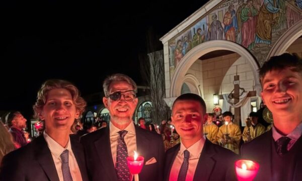 Παύλος Ντε Γκρες: Το συγκινητικό στιγμιότυπο με τους γιους του την Ανάσταση