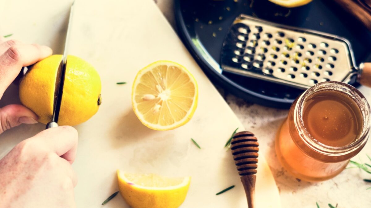 Δροσιστικό smoothie αποτοξίνωσης με μηλόξυδο, λεμόνι και μέλι