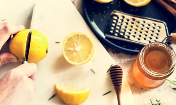 Δροσιστικό smoothie αποτοξίνωσης με μηλόξυδο, λεμόνι και μέλι