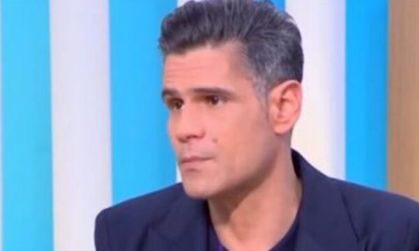 Δημήτρης Ουγγαρέζος: Η συγκλονιστική εξομολόγηση για την απώλεια των γονιών του – «Είχα πάντα την ενοχή ότι δεν πρόλαβαν να με δουν να κάνω οικογένεια»