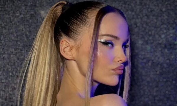 Dove Cameron: Εντυπωσίασε με ultra sleek ponytail και λαμπερό ασημί eyeliner στο Coachella