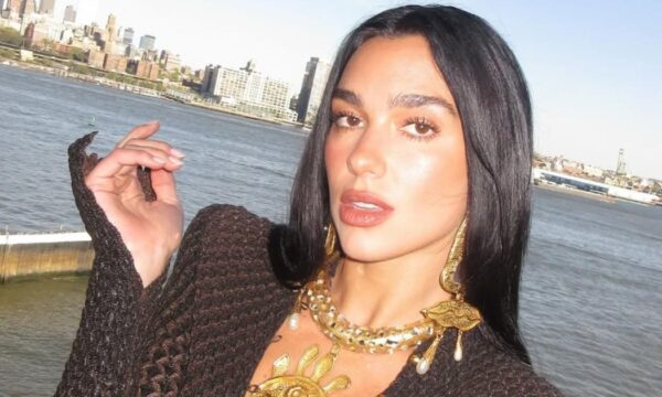 Tα εντυπωσιακά soaps nails της Dua Lipa κατακτούν το μανικιούρ της σεζόν