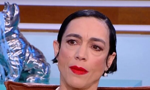 Έλενα Τοπαλίδου: «Ο καθρέφτης μου με δείχνει όμορφη» – Η ηχηρή απάντηση στα επικριτικά σχόλια για την εμφάνισή της