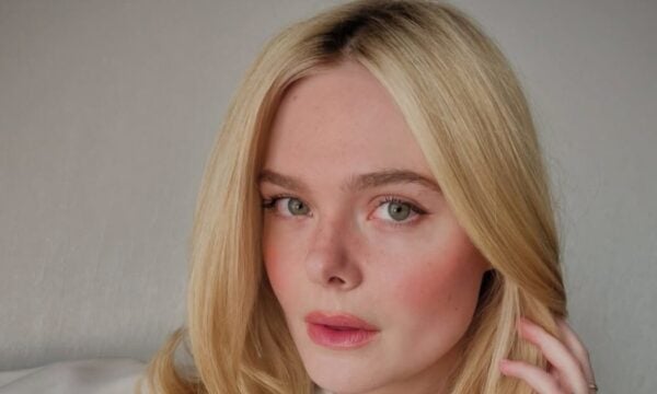 Elle Fanning: Αποκαλύπτουμε το μονοχρωματικό peachy μακιγιάζ της που μαγνητίζει την άνοιξη