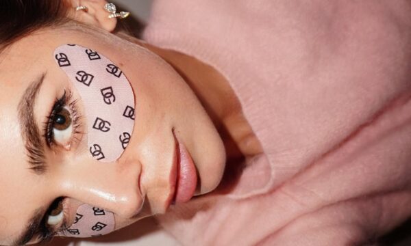 Eye patches: Πραγματικά δρουν; Ο σωστός τρόπος χρήσης για να ξεπεράσετε το φαινόμενο placebo