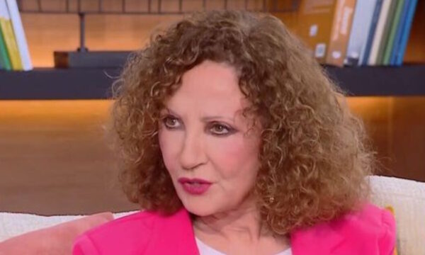 Γλυκερία: «Δεν έχω βοηθό να με ντύνει και να με χτενίζει, απεχθάνομαι τα μεγαλεία»