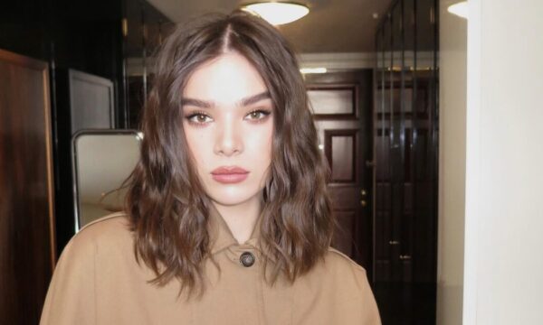 Hailee Steinfeld: Το εντυπωσιακό styling στο μακρύ bob της που θα αντιγράψεις εύκολα