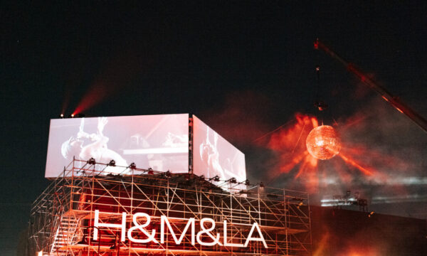 H&M: Η Doechii, η Robyn και ο Jamie XX εντυπωσίασαν στο φαντασμαγορικό φεστιβάλ για την συλλογή S/S 2025 στο Λος Άντζελες!