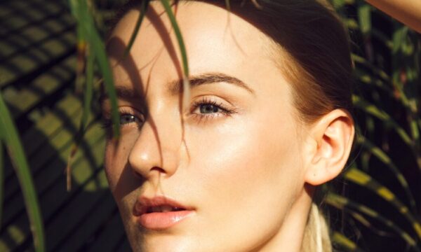 Face Dry Brushing: Όλα όσα πρέπει να γνωρίζεις για τη μαγική τεχνική απολέπισης – Εξαφανίζει και τις ρυτίδες!