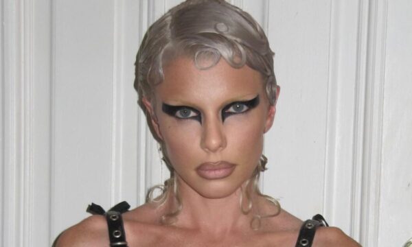 Julia Fox: Το Clowncore μακιγιάζ της είναι το πιο τολμηρό που έχει τολμήσει ποτέ