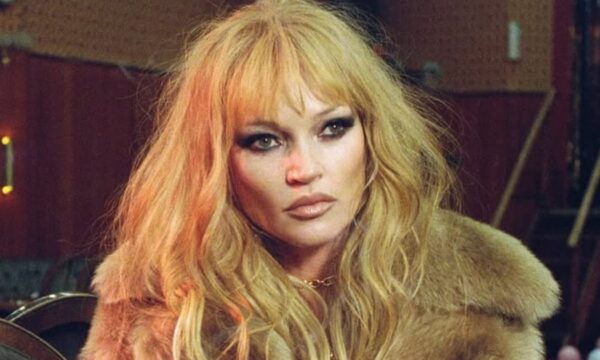 Kate Moss: Πιο σαγηνευτική από ποτέ με εκρηκτικό «Mob Wife» look