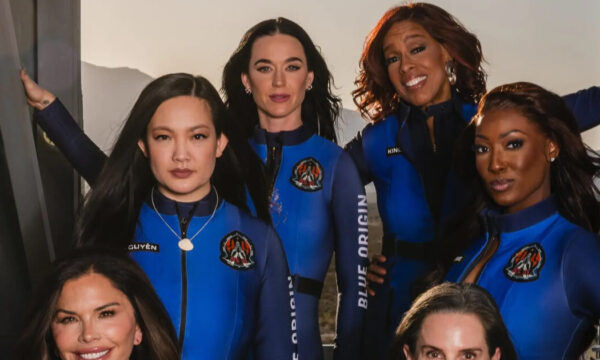 Katy Perry, Lauren Sanchez και άλλες 4 διάσημες απογειώνονται στο διάστημα – Ποιος δημιούργησε τις εντυπωσιακές στολές της αποστολής