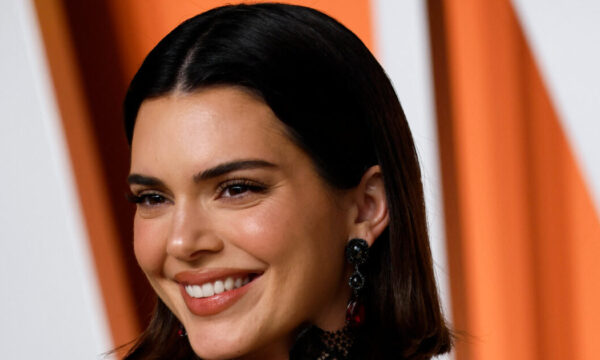 Kendall Jenner: Εντυπωσίασε στο Coachella Festival με κομψό look και φθινοπωρινή απόχρωση στα νύχια σπάζοντας τους κανόνες