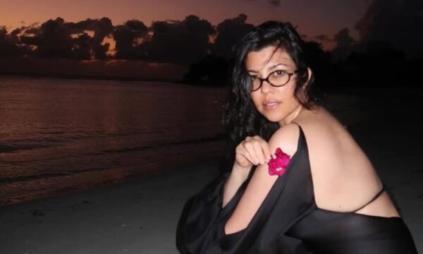 Το λιτό αλλά εντυπωσιακό μανικιούρ της Kourtney Kardashian αναδεικνύει μαγικά τα κοντά νύχια