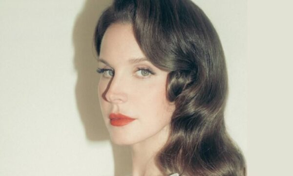 Lana Del Rey: Η φυσική απόχρωση «Brown Sugan Brunette» που υιοθέτησε είναι το τέλειο inspo