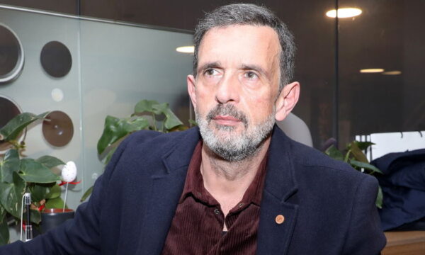 Λεωνίδας Κακούρης: «Έχω πάντα τις αισθήσεις μου σε εγρήγορση γιατί τα δωμάτια των εφήβων κρύβουν παγίδες» – Η εξομολόγηση για τον γιο του