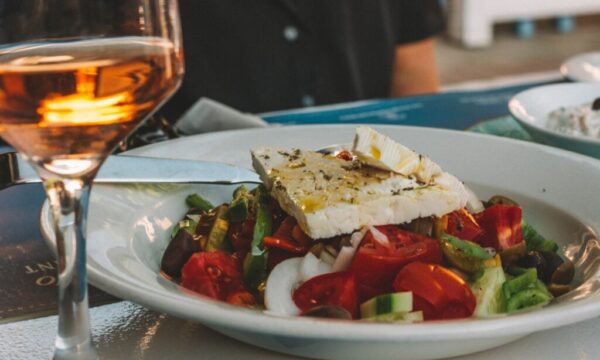 Greek salad και αμβροσία! Ντάκος και χωριάτικη στέφονται βασίλισσες των σαλατών παγκοσμίως