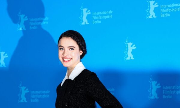 Margaret Qualley: Εντυπωσίασε στο Chanel Cruise 2025/26 show με μοδάτο κούρεμα και είναι πιο κομψή από ποτέ