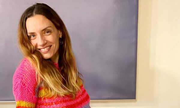 Μαρία Ένεζλη: Η συγκλονιστική γνωριμία με τον σύζυγό της και πώς μεταμόρφωσε τη ζωή της η μητρότητα
