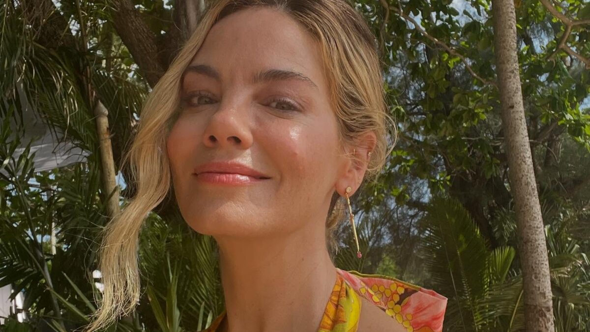 Η Michelle Monaghan αποκαλύπτεται ως η απόλυτη resort femme fatale και αυτό το moodboard θα μεταμορφώσει το στιλ σου
