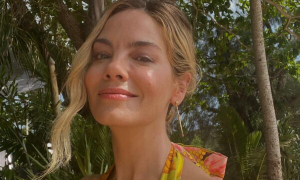 Η Michelle Monaghan αποκαλύπτεται ως η απόλυτη resort femme fatale και αυτό το moodboard θα μεταμορφώσει το στιλ σου