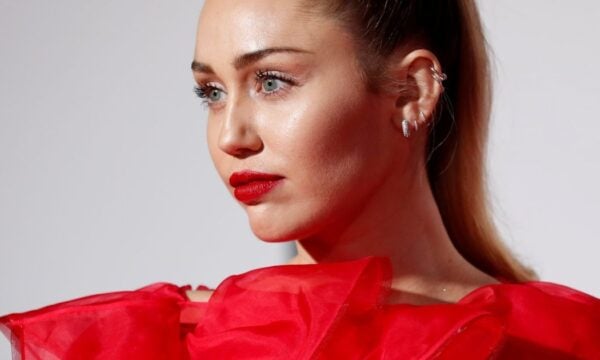 Miley Cyrus: Υιοθετεί ένα ακόμη ’90s beauty look με αλογοουρά που έχεις χρόνια να δεις