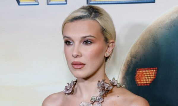 Millie Bobby Brown: Τα vintage αξεσουάρ μαλλιών της αναβιώνουν τη χρυσή εποχή της Britney Spears των 90’s