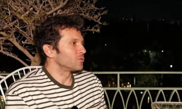 Δημήτρης Μοθωναίος: Το σοκαριστικό μυστικό της προσωπικής του ζωής και η συγκλονιστική εξομολόγηση για την κακοποίηση – «Αυτός ο άνθρωπος είναι ελεύθερος»
