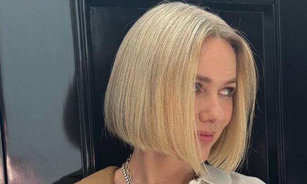 Naomi Watts: Εντυπωσιάζει με το λαμπερό ξανθό look στα μαλλιά της